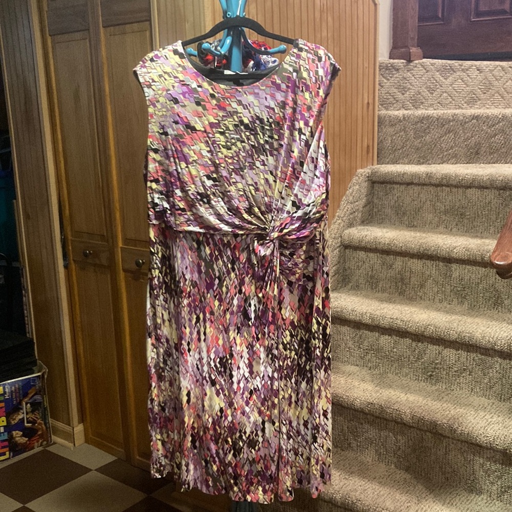 Dana Buchman twist front motif dress
